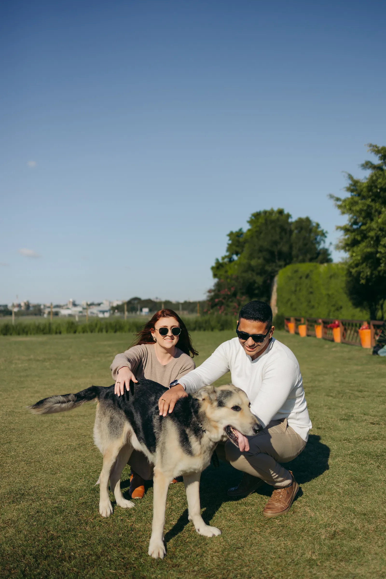O casal em clima de festa no ensaio fotográfico