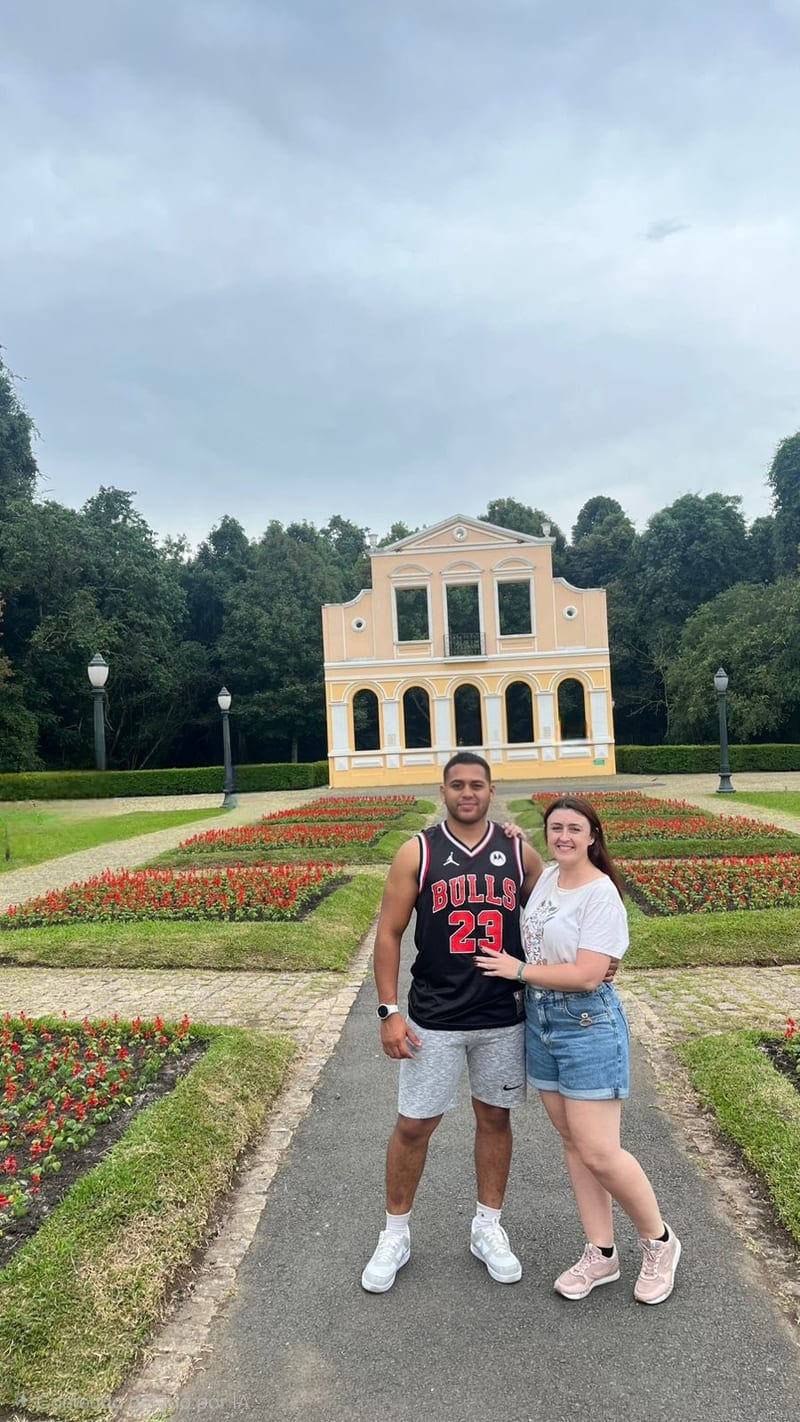 O casal sorrindo